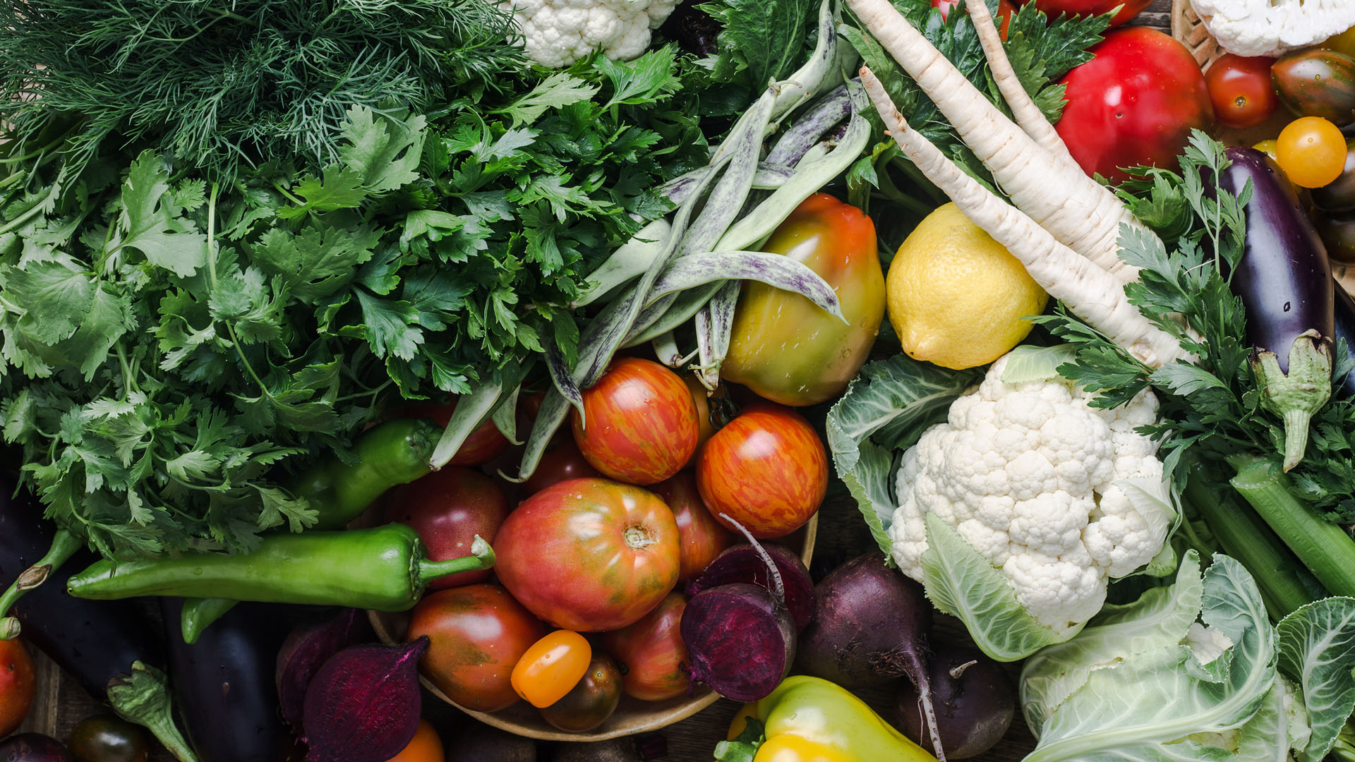 fruits et légumes colorés disposés sur une table, faisant partie d'un régime alimentaire à base de plantes