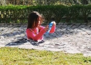 Pouvez-vous expliquer où sont les jambes de la fille ?