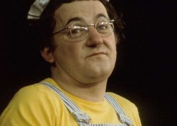 coluche comportement denonce ami