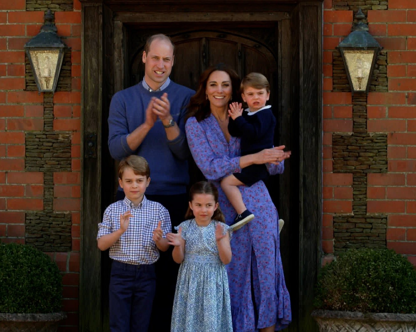 L'image peut contenir le Prince William Duke of Cambridge Personne humaine Vêtements Vêtements Pantalons et Prince George de Cambridge