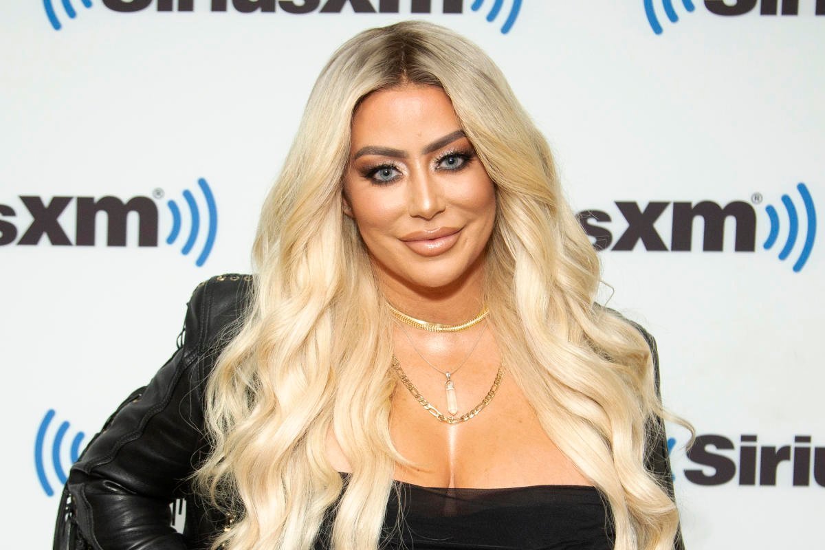 Aubrey O Day, Joue, Sourire, Épaule, Sourcil, Cil, Muscle