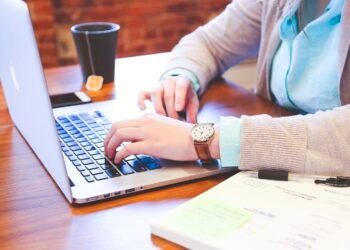 Un homme qu'elle a rencontré en ligne l'a convaincue de tuer son meilleur ami pour 9 millions de dollars...