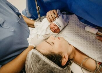 Une sage-femme balance les pires phrases des pères pendant l