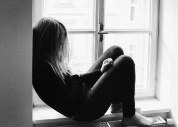 Un enfant meurt après avoir sauté du balcon avec sa sœur jumelle