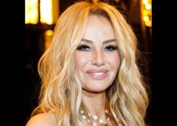 Adriana Karembeu à couper le souffle elle ose une petite robe ultra-courte et fait sensation