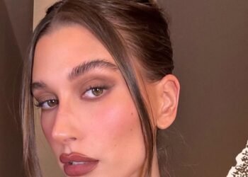 L’image peut contenir : partie du corps, visage, cou, tête, personne, adulte et Hailey Baldwin