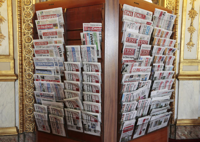 Quotidiens régionaux, dans le hall du Sénat, à Paris, le 19 septembre 2013.