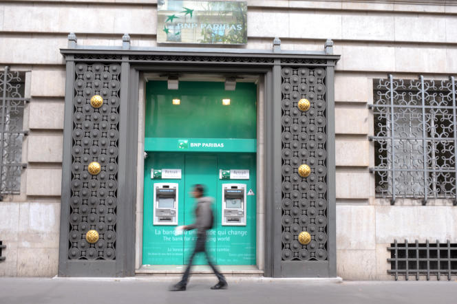 Devant une agence BNP Paribas, en août 2011.