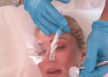 Ce baume a gardé les cheveux de Paris Hilton super élégants aux Grammys