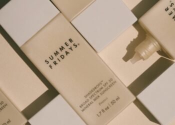 Hailey Bieber et Pamela Anderson adorent cette crème solaire