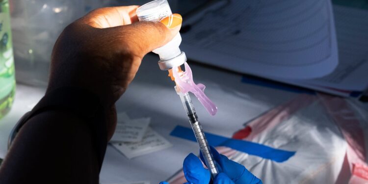 La FDA pourrait simplifier les vaccins COVID en un seul vaccin annuel pour de nombreuses personnes