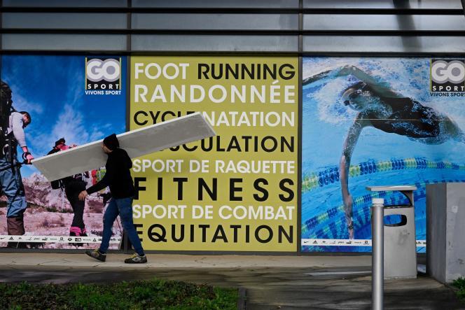 Devant un magasin Go Sport, à Melesse (Ille-et-Vilaine), dans la banlieue de Rennes, le 16 janvier 2023.