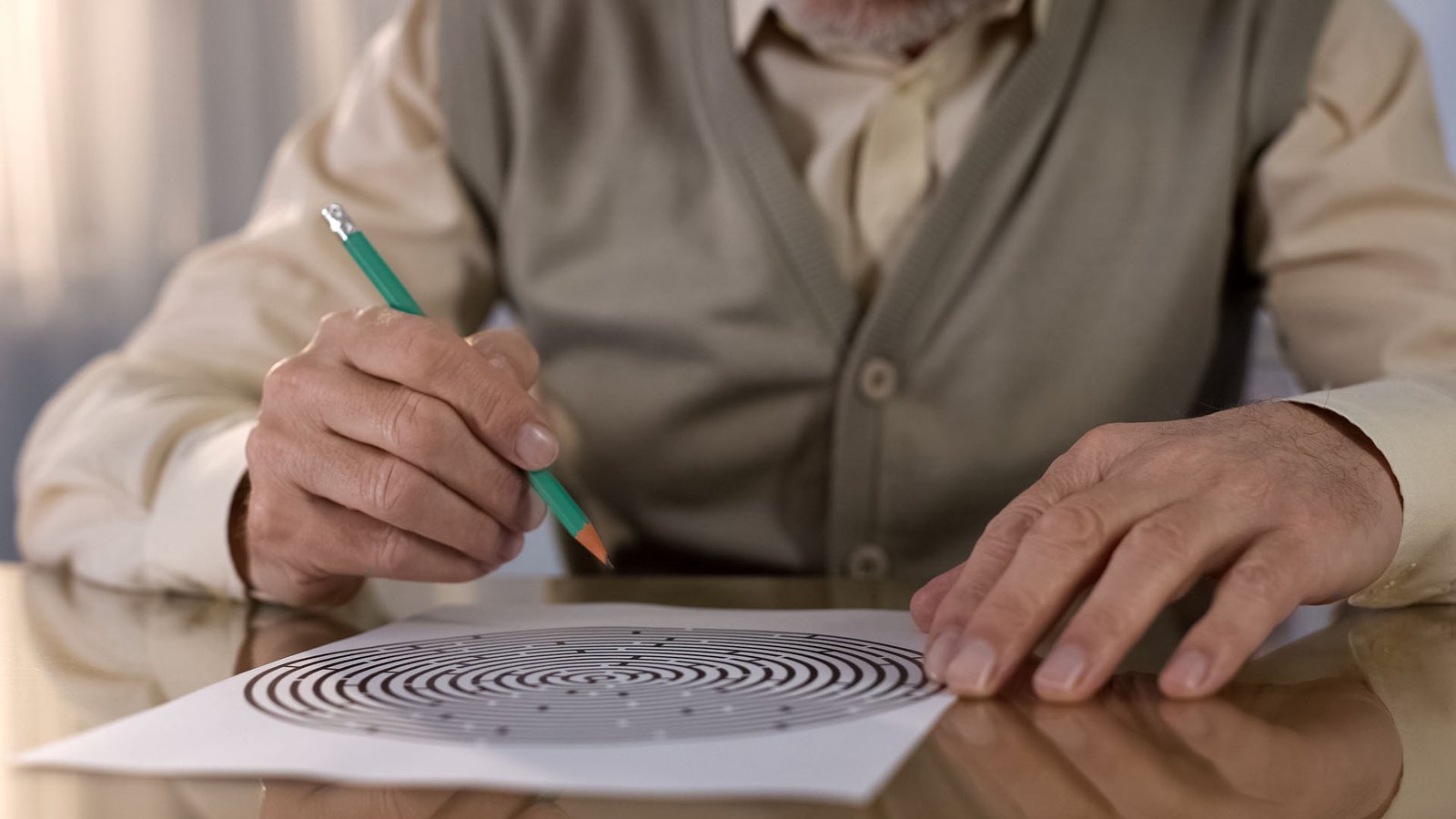 Homme âgé faisant un puzzle d'entraînement cérébral