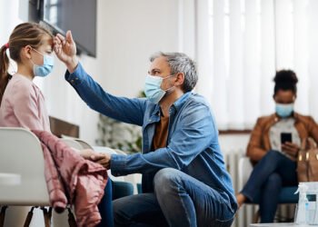 Les enfants malades remplissent les hôpitaux dans la montée subite d'Omicron