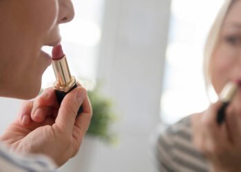 Les experts disent que vous ne devriez jamais partager ces 8 produits de beauté