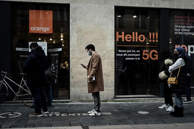 Devant un magasin Orange, à Bordeaux, en février 2021. 