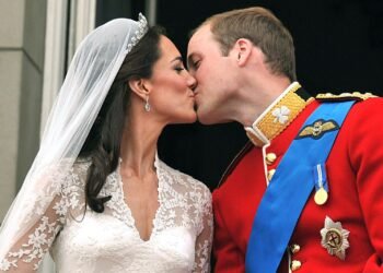 L'image peut contenir Vêtements Habillement Personne humaine Mode Robe et robe