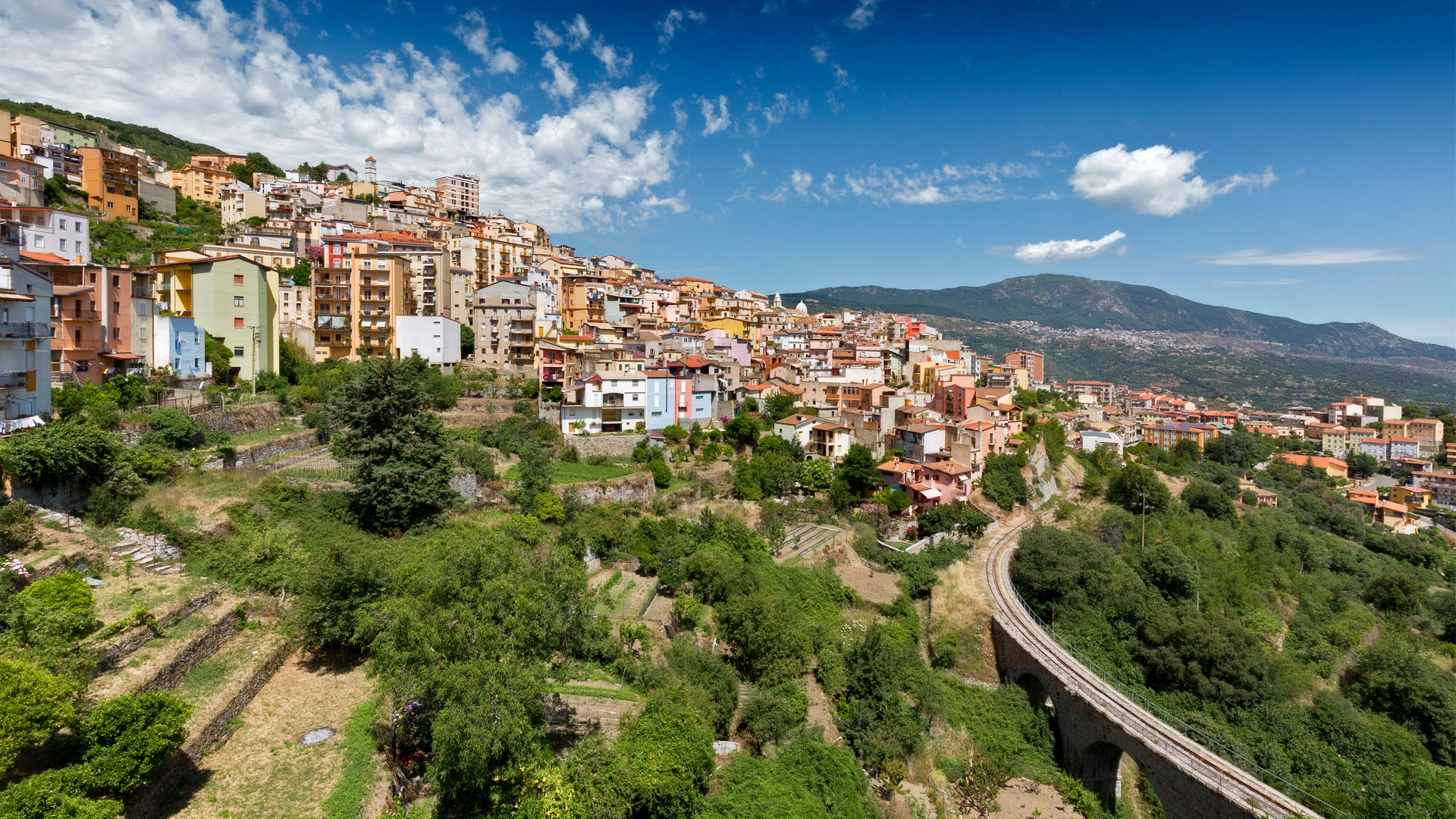 Paysage urbain lointain dans la vallée, Villagrande Strisaili, Ogliastra, Italie