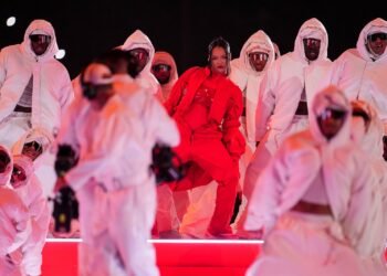 La star de Rihanna Super Bowl Pregnant avait une très bonne raison de ne pas changer de tenue pendant la performance