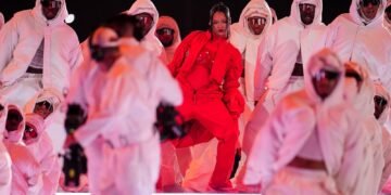 La star de Rihanna Super Bowl Pregnant avait une très bonne raison de ne pas changer de tenue pendant la performance