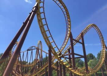 Sa ceinture tombe dans un manège au Parc Astérix ?  (vidéo)