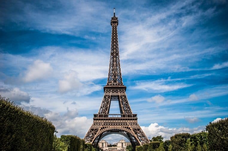 Un couple de paysans monte à Paris pour faire du tourisme – Thebuzzly