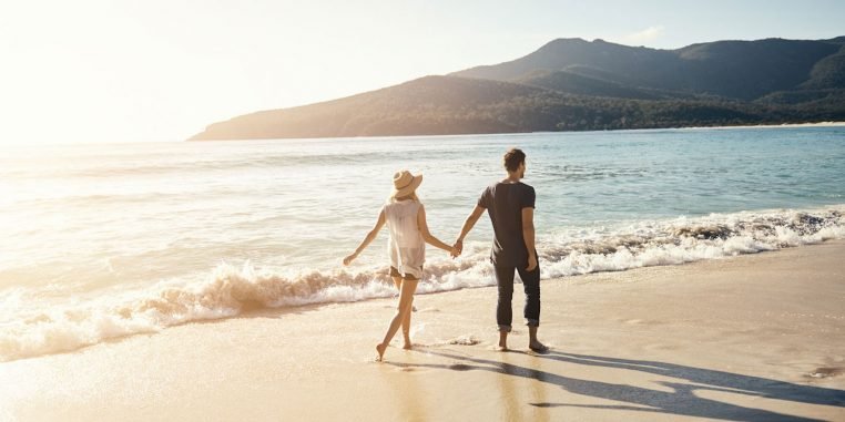 Un homme s'endort sur la plage et se réveille avec un terrible coup de soleil sur tout le corps – Thebuzzly