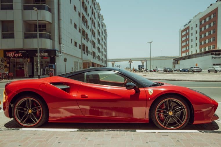 Un patron nargue son employé avec sa Ferrari – Thebuzzly