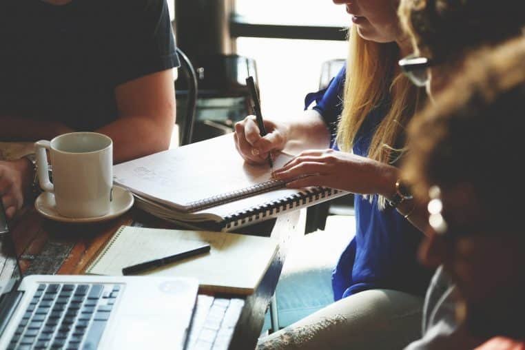 Une blonde et ses deux collègues quittent le travail plus tôt que d'habitude – Thebuzzly'habitude