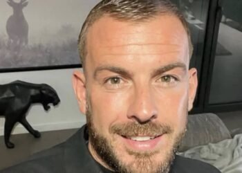 Julien Bert désespéré ?  Son mannequin surnommée Mélanie scandalise les internautes