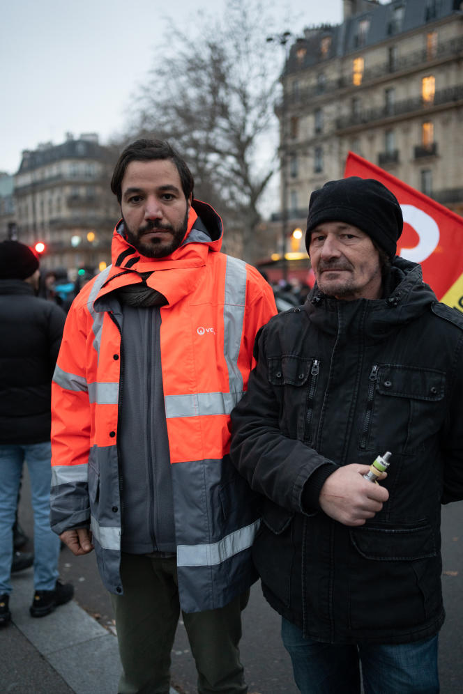 Yannick Sevenou (à droite), 52 ans, plombier tuyauteur et délégué syndical CGT à la Setha (Veolia), et Ali Chaligui (à gauche), 41 ans, salarié chez Taïs, filiale de gestion des déchets de Veolia, lors d'une manifestation contre la réforme des retraites, à Paris, le 19 janvier 2023.