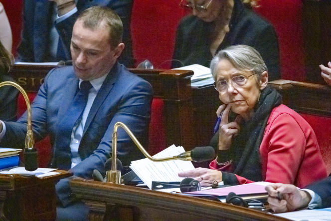 Olivier Dussopt, ministre du Travail, et Elisabeth Borne, la Première ministre, à l'Assemblée nationale, à Paris, le 31 janvier 2023.