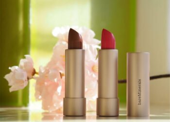 examen du rouge à lèvres minéraliste de bareMinerals |  Blogueuse beauté britannique