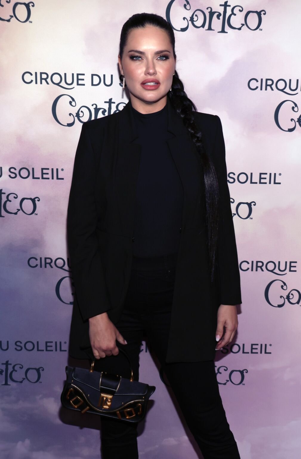 Adriana Lima a fait une rare apparition sur le tapis rouge avec ses ...