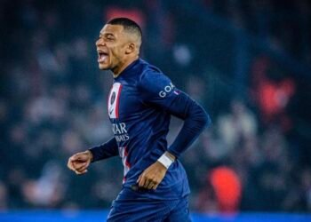 En costume-cravate ultra-chic, Mbappé rend les internautes fous