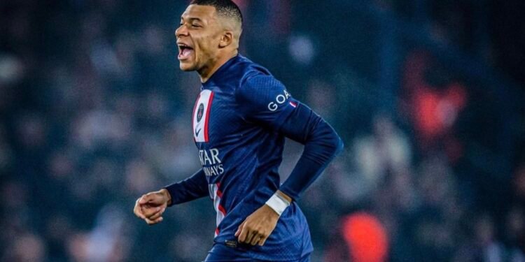 En costume-cravate ultra-chic, Mbappé rend les internautes fous – Thebuzzly