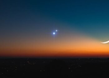 Jupiter et Vénus s'embrassent dans une conjonction planétaire étonnante ce soir.  Voici comment regarder.