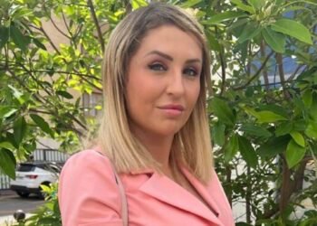 amandine pellissard pose seins nus mari