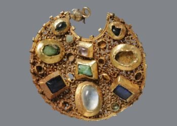 De superbes boucles d'oreilles en or recouvertes de pierres précieuses trouvées dans un trésor vieux de 800 ans en Allemagne