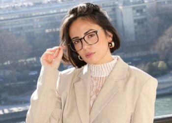 Agathe Auproux en minijupe à volants et boots noires, elle est à tomber