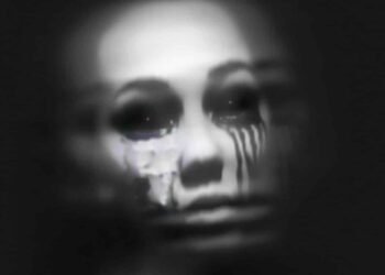 Paranormal : troublante photographie du fantôme d’une « fille aux yeux noirs »