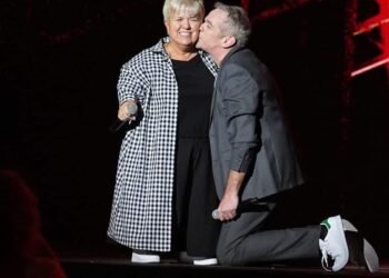 les enfoires mimie mathy embrasse garou