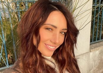 Delphine Wespiser, canon dans sa robe longue au décolleté vertigineux