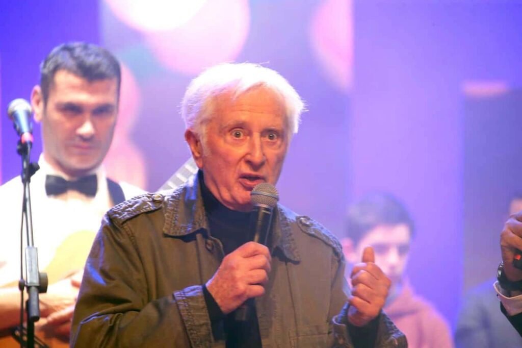 Disparition d'un célèbre chanteur français à 93 ans – Thebuzzly