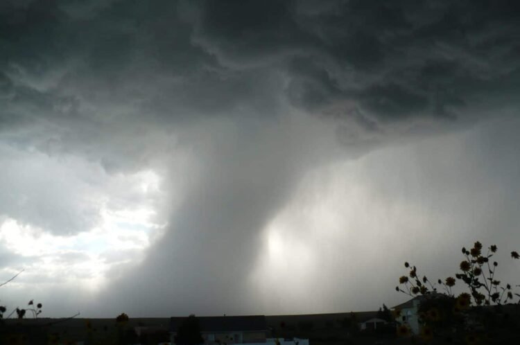 Une tornade fait des ravages en France, les images sont hallucinantes (vidéo) – Thebuzzly