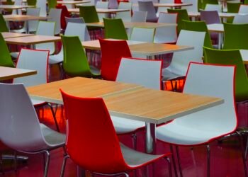 un enfant forcé de manger dans une "poubelle de table", parce qu'il est puni