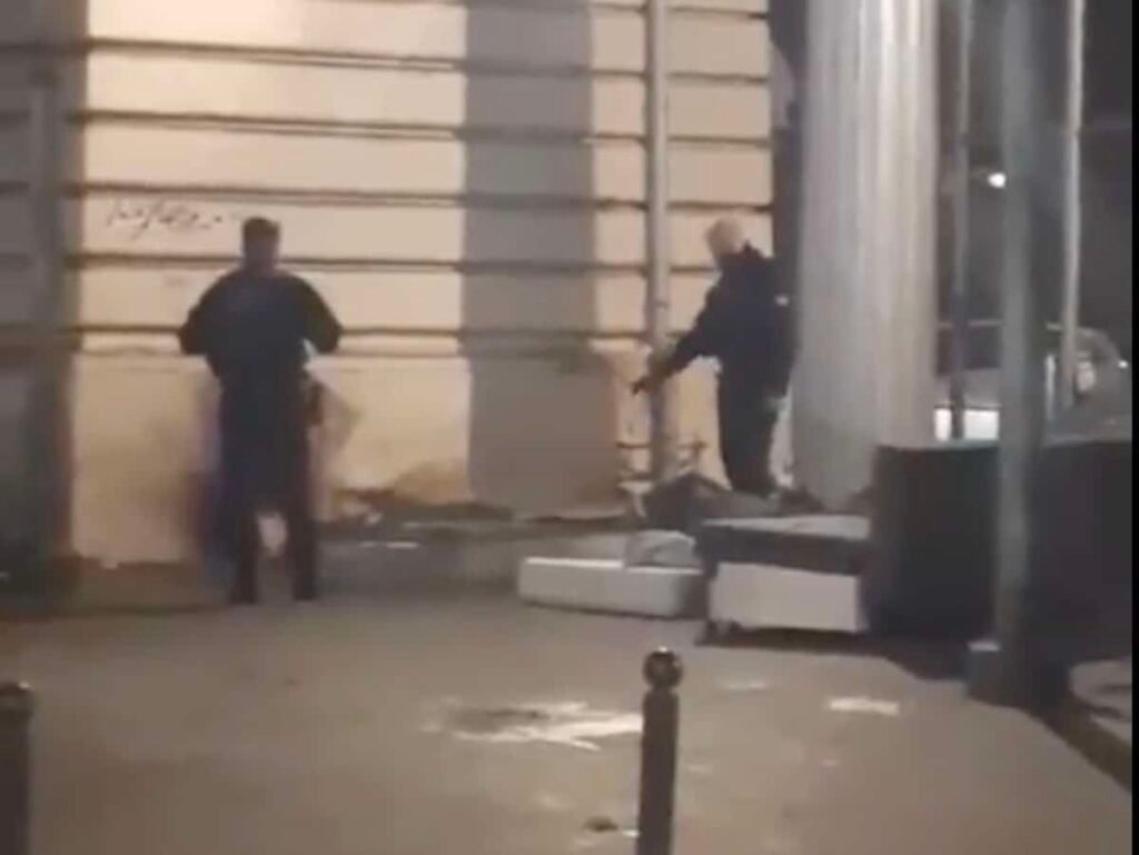 A Paris, des policiers ont été surpris en train de gazer des cas de sans-abri... (vidéo) – Thebuzzly