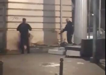 A Paris, des policiers ont été surpris en train de gazer des cas de sans-abri... (vidéo)