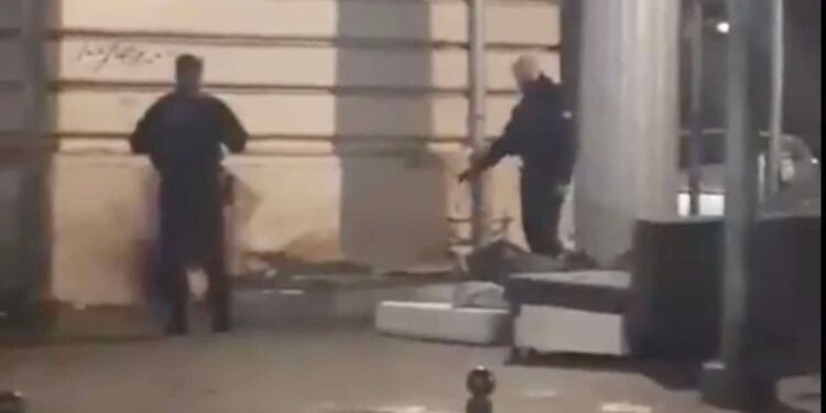 A Paris, des policiers ont été surpris en train de gazer des cas de sans-abri... (vidéo) – Thebuzzly