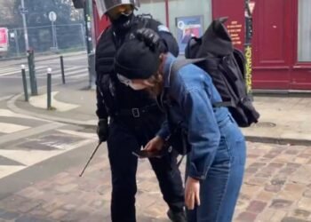 Deux journalistes agressés par la police, les images choquantes (vidéo)